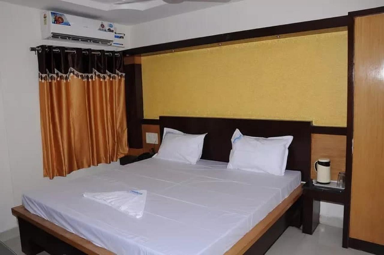 Hotel Dwaraka Residency Kākināda Exteriér fotografie
