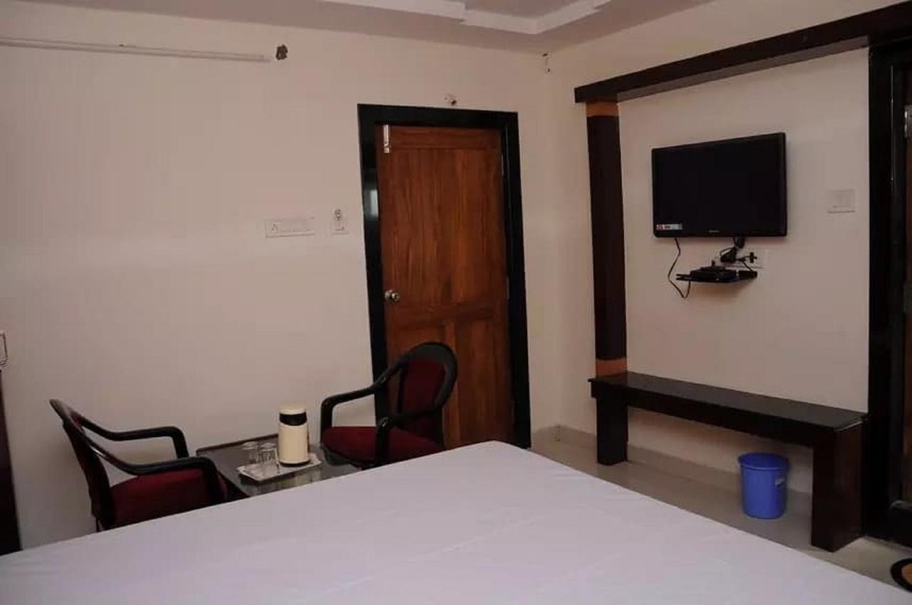 Hotel Dwaraka Residency Kākināda Exteriér fotografie
